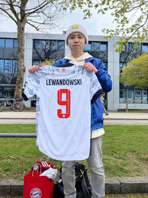 野茂英雄在堪萨斯皇家队继续其执着的投球梦，展现老将坚韧