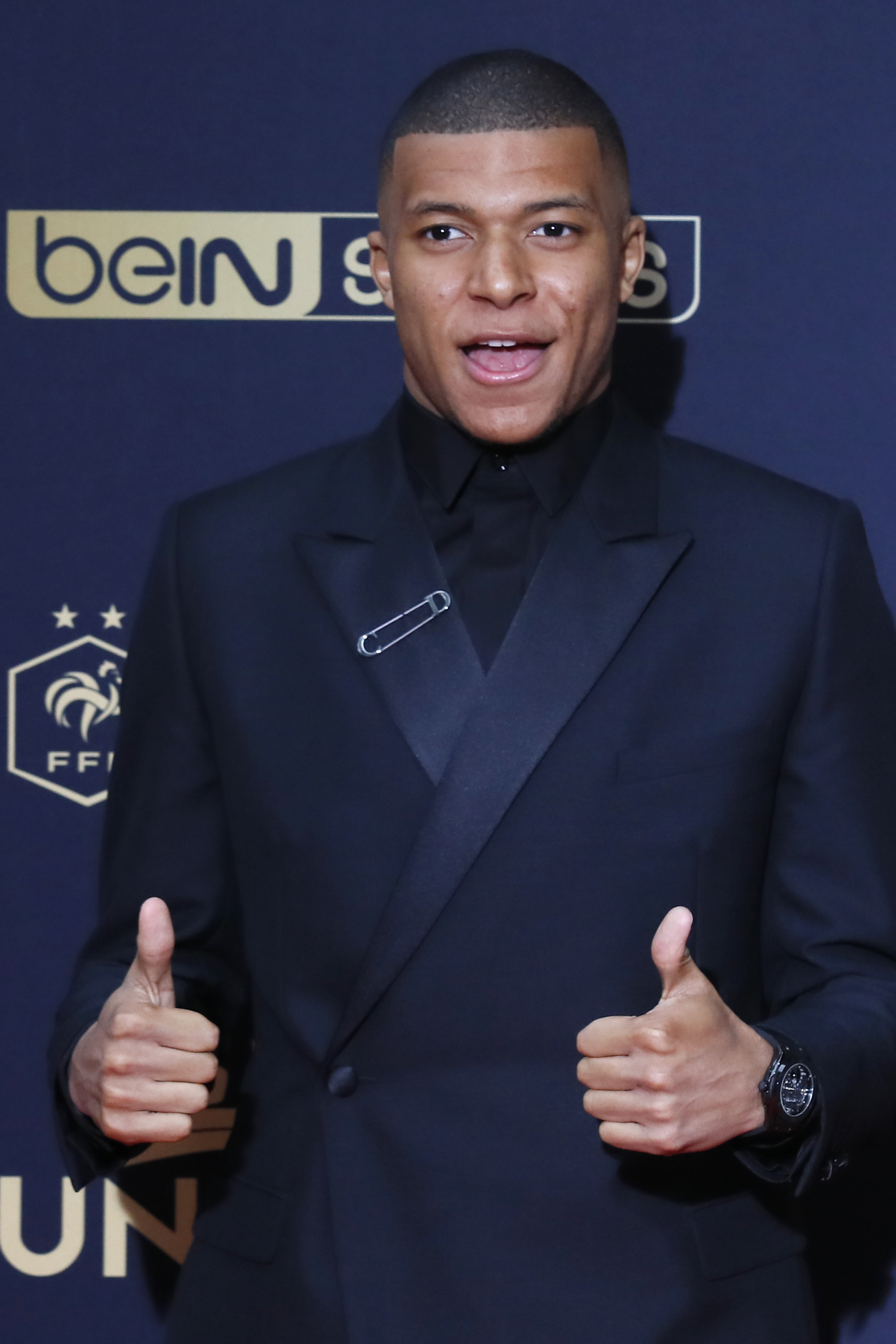 挑战与机遇并存，文章编辑作者的职业生涯（编辑与写作者的职业旅程：机遇与挑战并行）